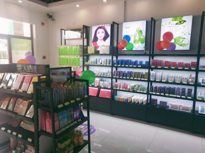 化妝品零售新篇章 自營探索與加盟助力